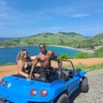Turistas aproveitando um passeio de buggy em Búzios com a Búzios Trip Tour, com vista para o mar.