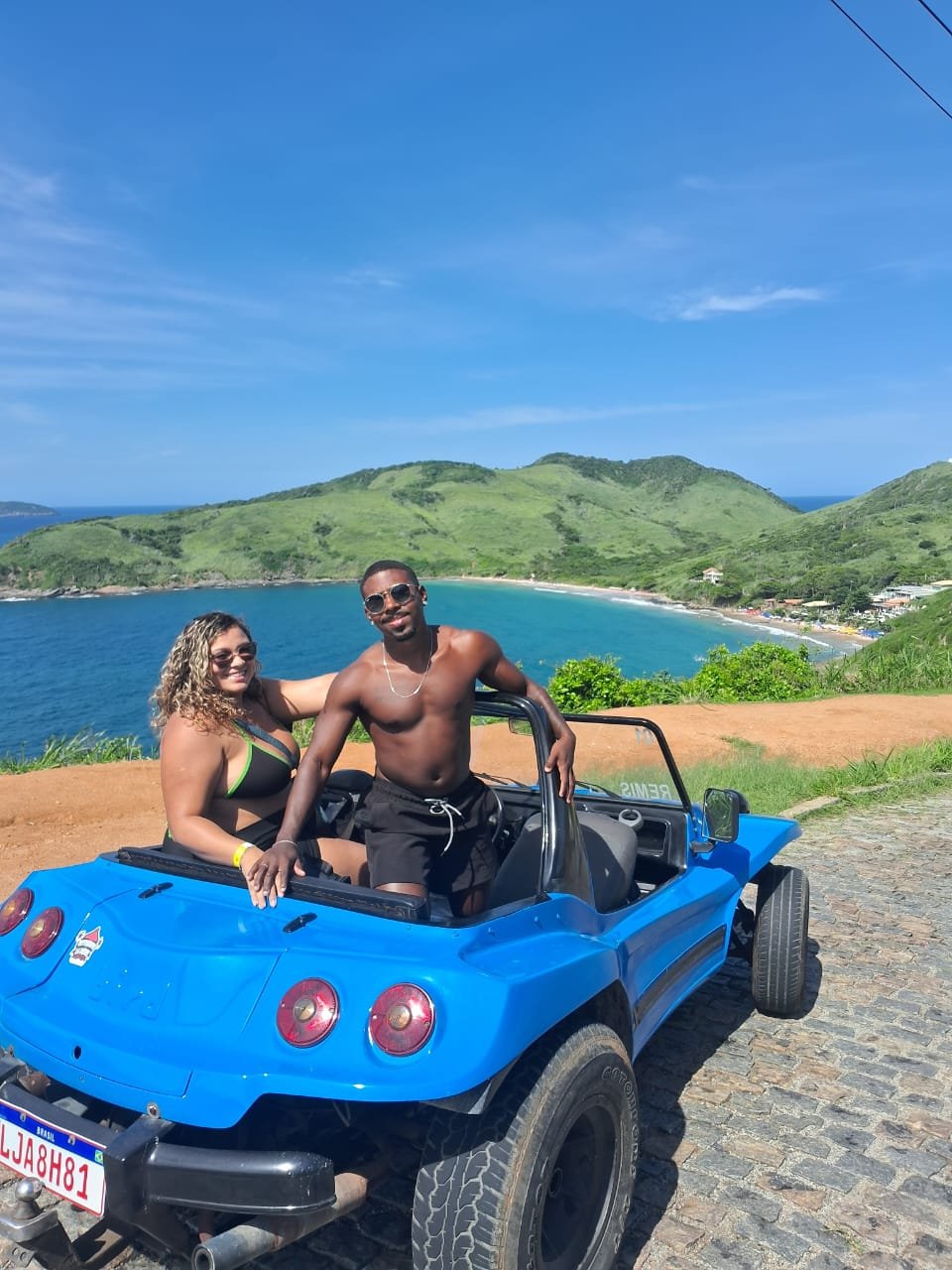 Turistas aproveitando um passeio de buggy em Búzios com a Búzios Trip Tour, com vista para o mar.