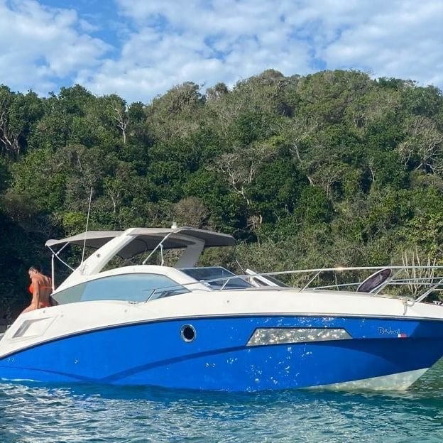 Lancha de 28 pés  Até 9 pessoas