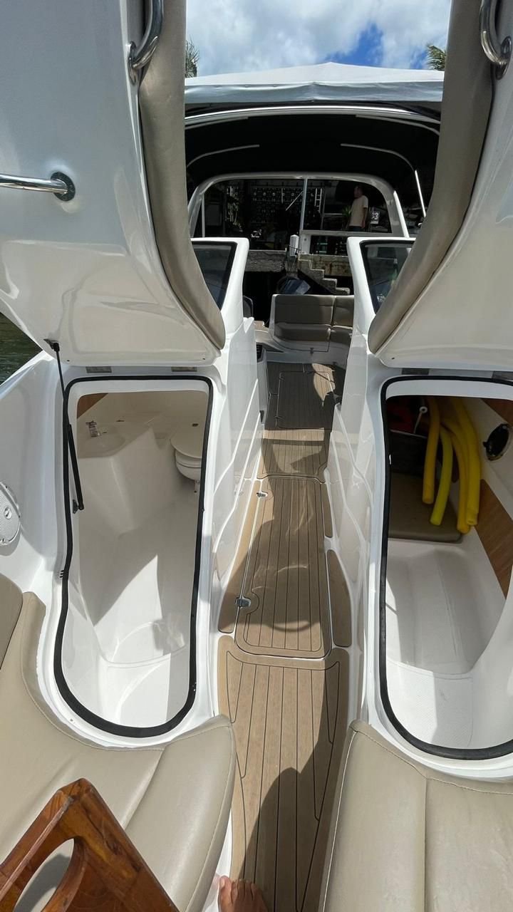 Lancha de 24 pés  Até 11 pessoas