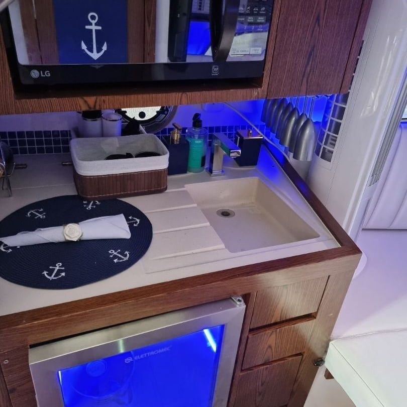 Lancha de 28 pés  Até 9 pessoas