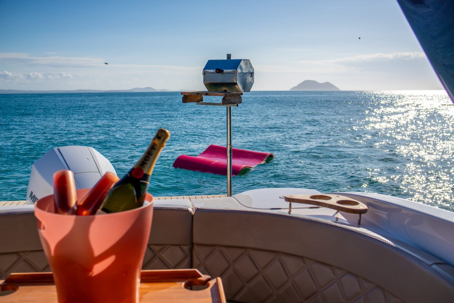 Lancha de 26 pés Até 11 pessoas