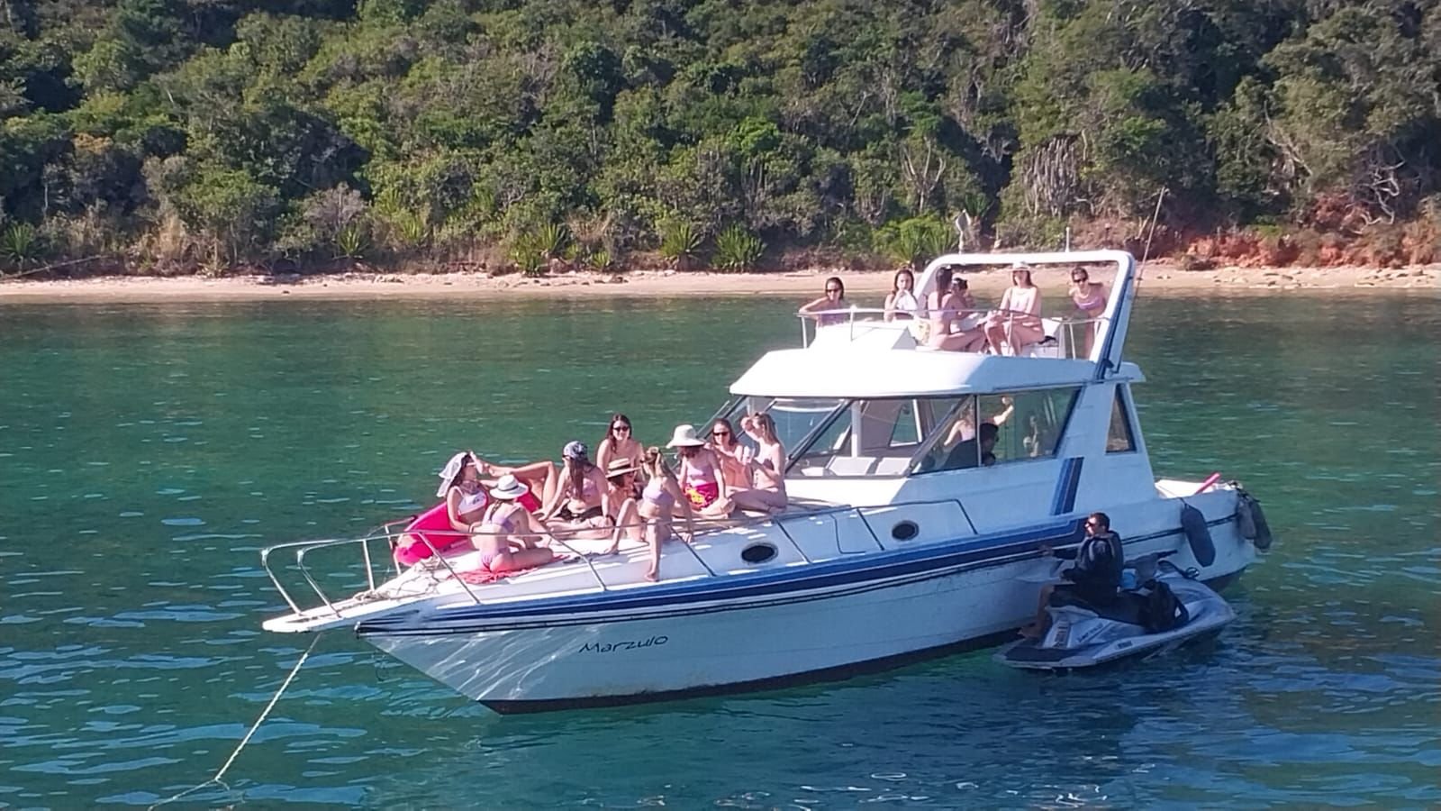 Lancha de 41 pés  Até 24 pessoas