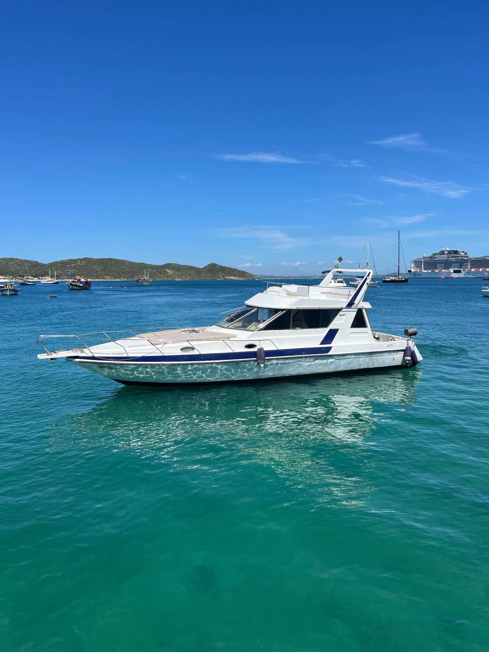 Lancha de 41 pés  Até 24 pessoas