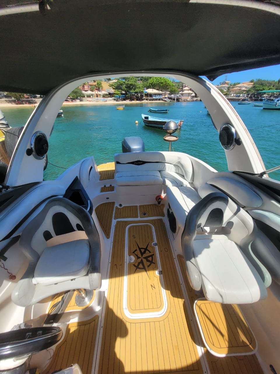 Lancha de 26 pés Até 9 pessoas