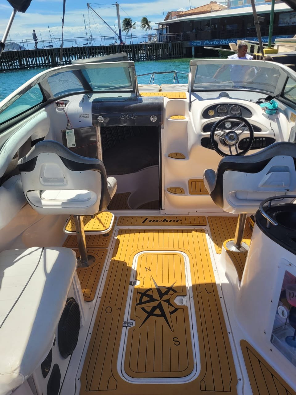 Lancha de 26 pés Até 9 pessoas