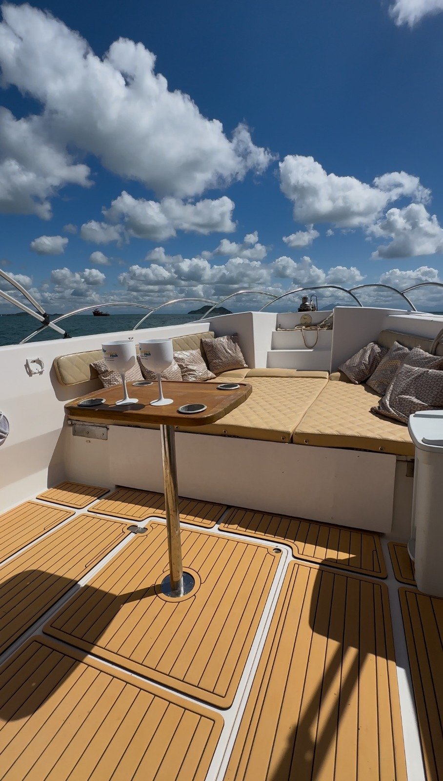 Lancha de 34 pés  Até 16 pessoas