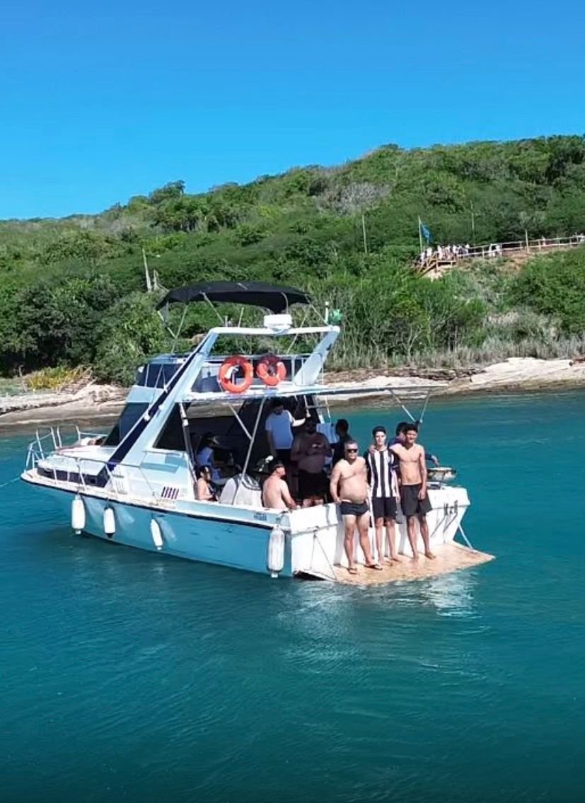 Lancha de 41 pés  Até 24 pessoas