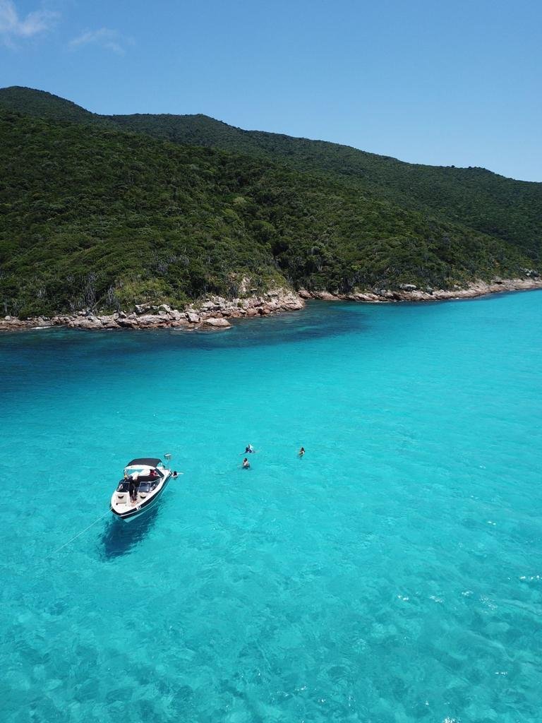 Lancha de 25 pés para 10 pessoas Roteiro Cabo Frio