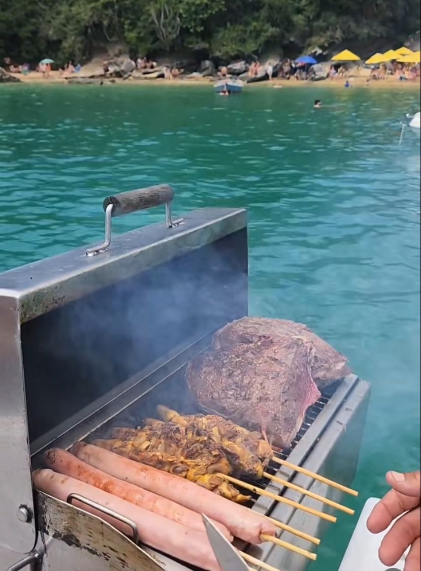 Lancha de 38 pés  Até 13 pessoas