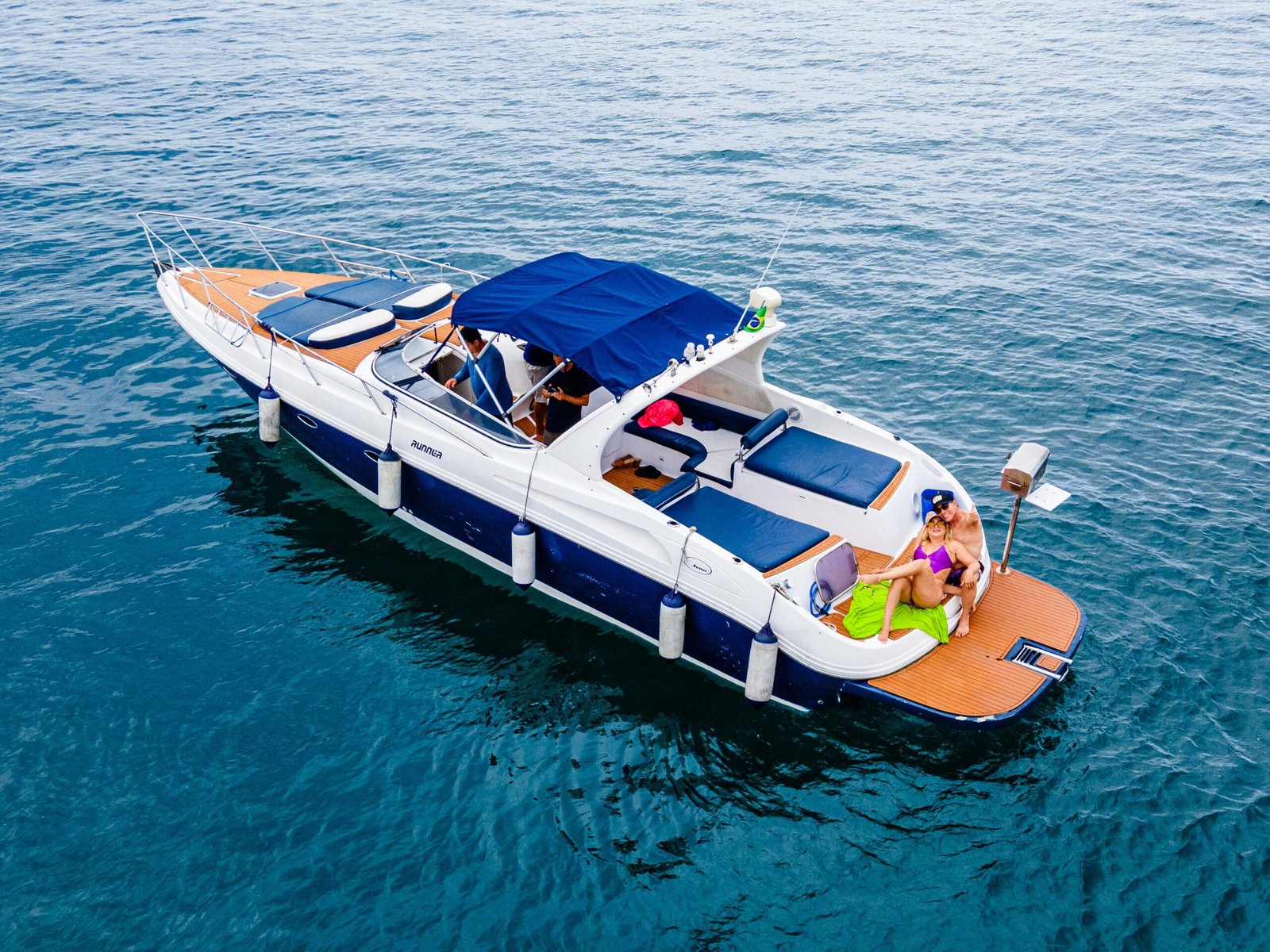 Lancha de 38 pés  Até 13 pessoas