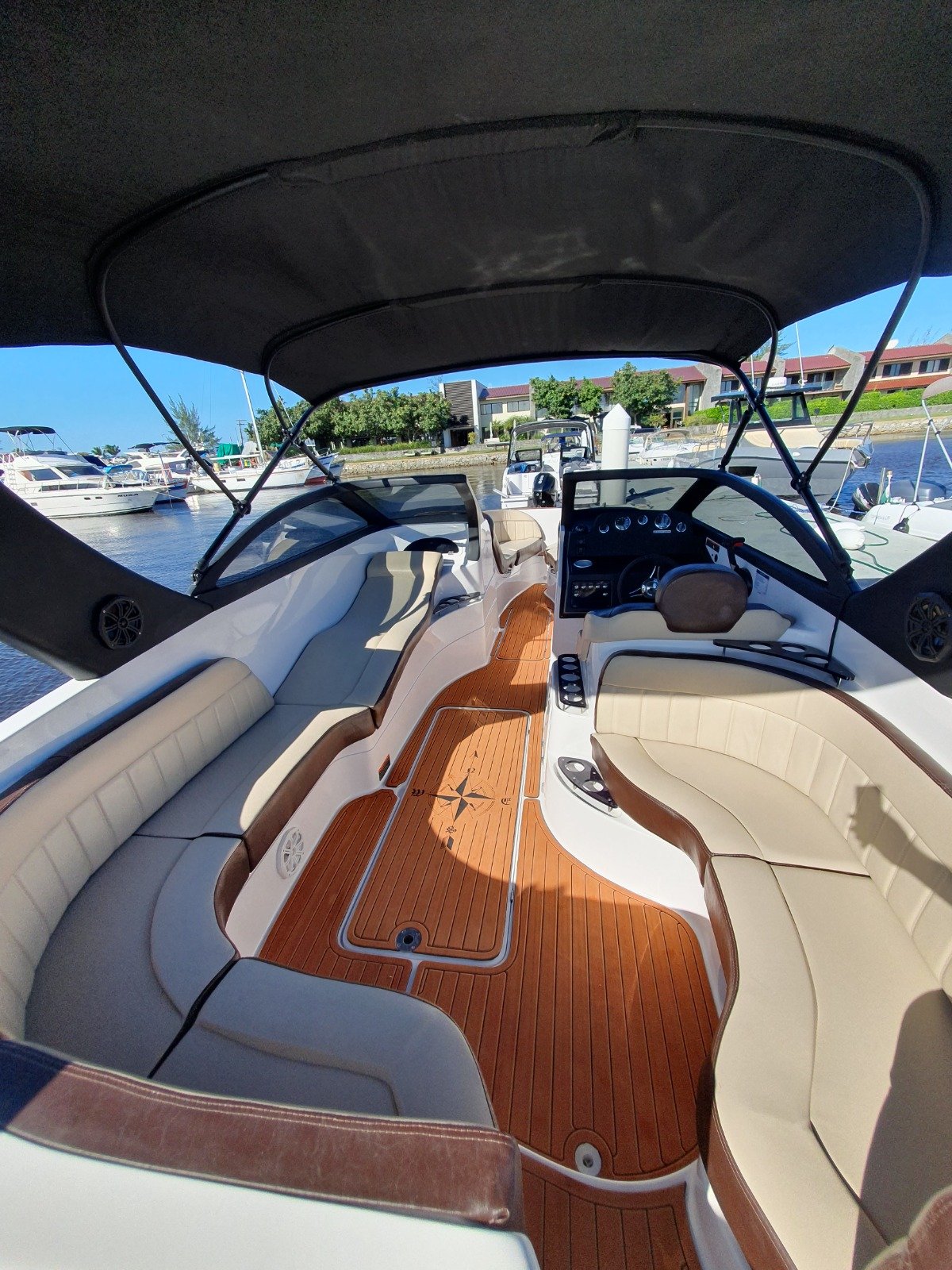 Lancha de 26 pés  Até 11 pessoas