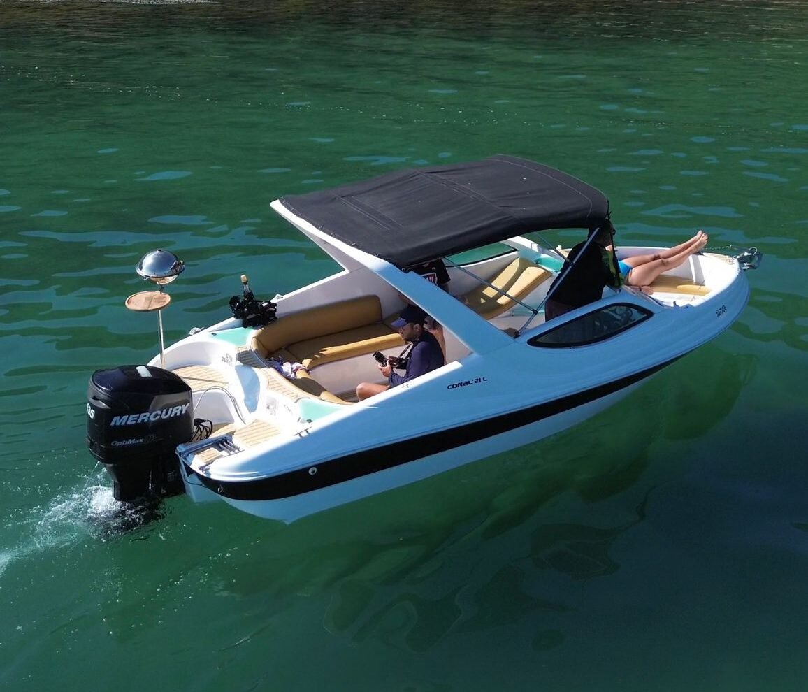 Lancha de 21 pés  Até 7 pessoas