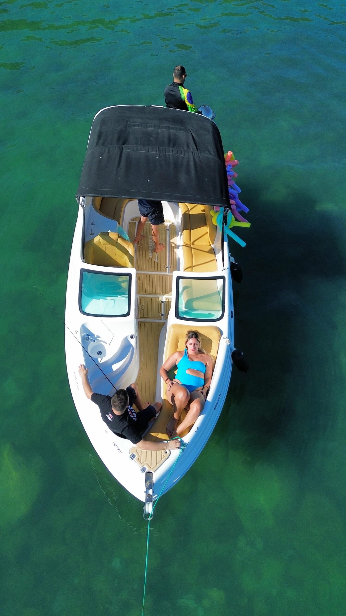 Lancha de 21 pés  Até 7 pessoas