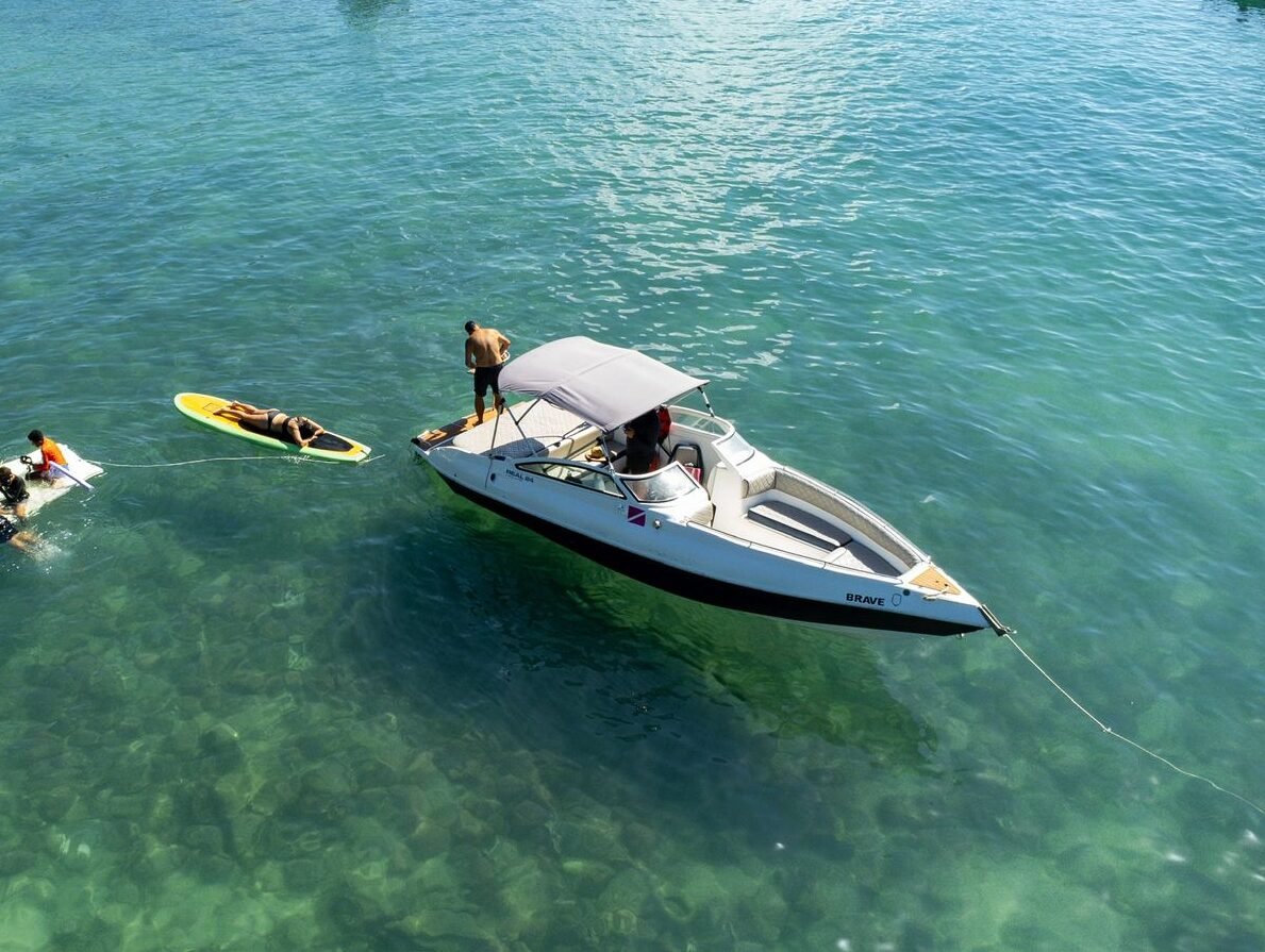 Lancha de 24 pés Até 9 pessoas