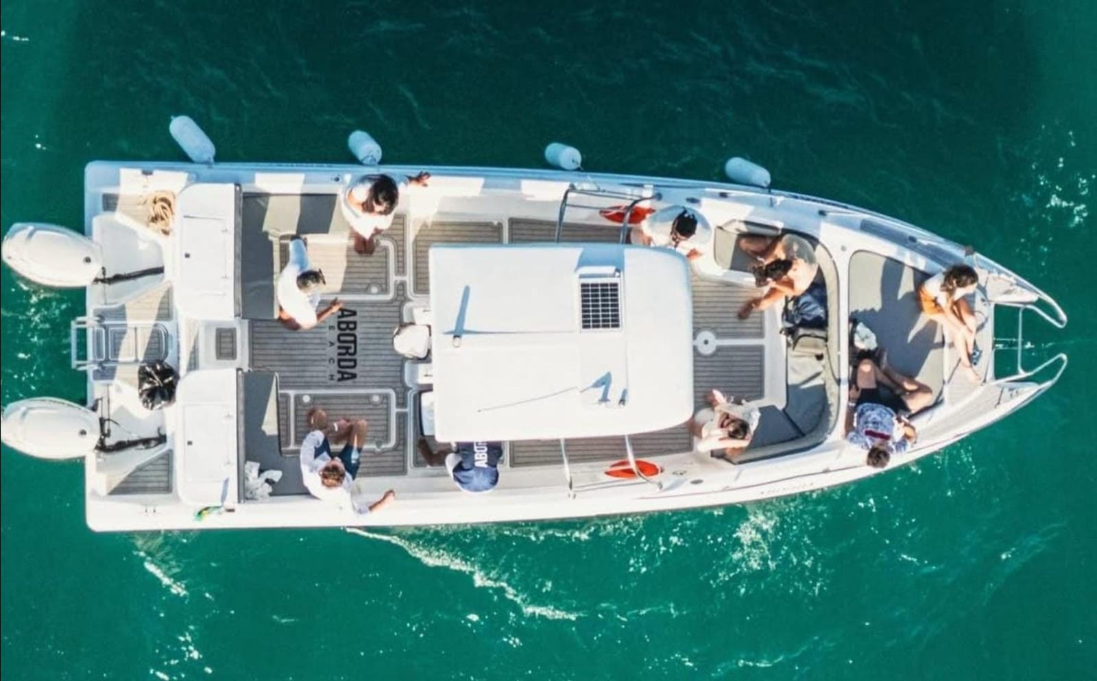 Lancha de 30 pés Até 15 pessoas