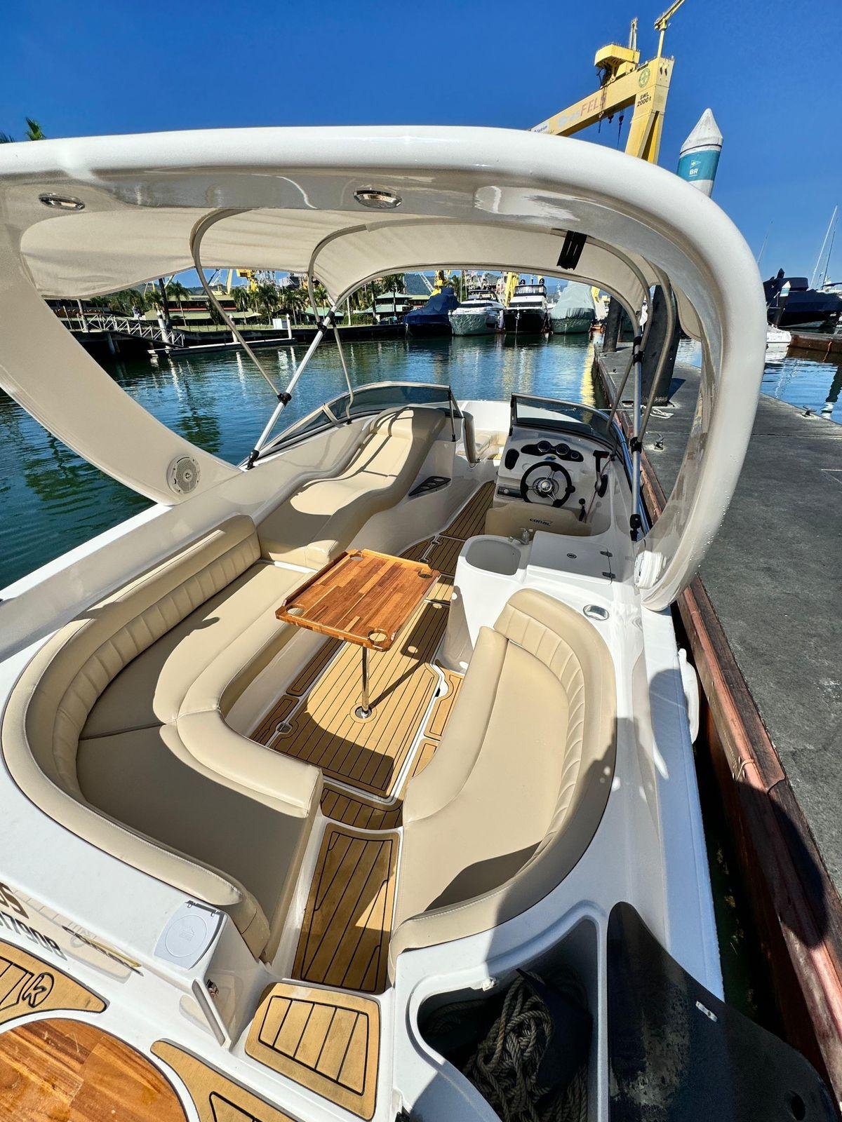 Lancha de 23 pés Até 8 pessoas