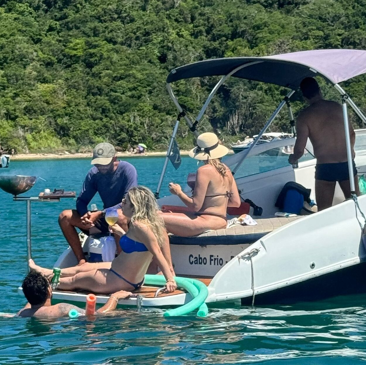 Lancha de 24 pés Até 9 pessoas