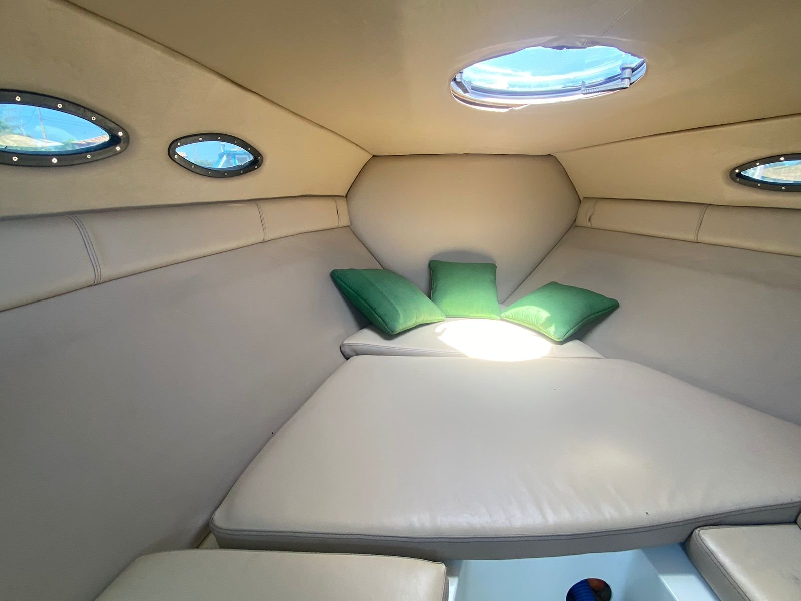 Lancha de 26 pés Até 9 pessoas