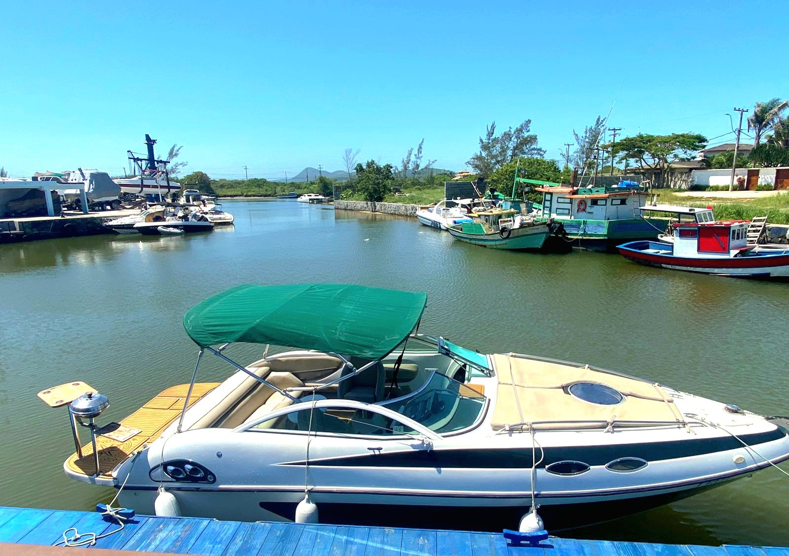Lancha de 26 pés Até 9 pessoas