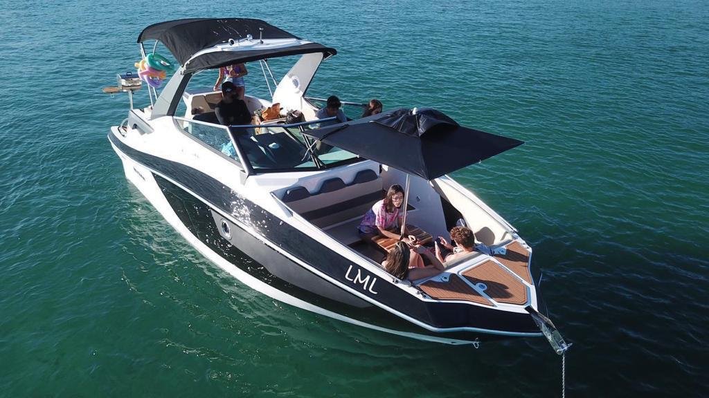 Lancha de 30 pés  Até 12 pessoas Roteiro Arraial do Cabo