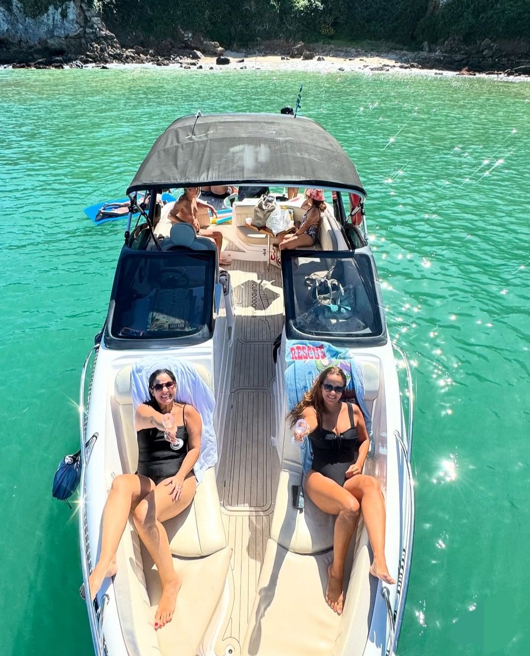 Lancha de 26 pés  Até 11 pessoas