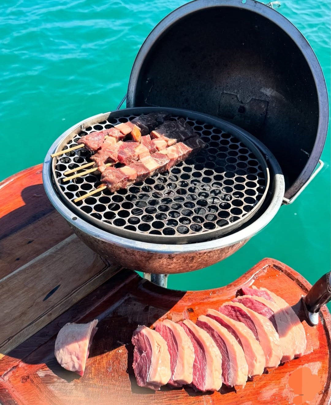 Lancha de 26 pés  Até 11 pessoas