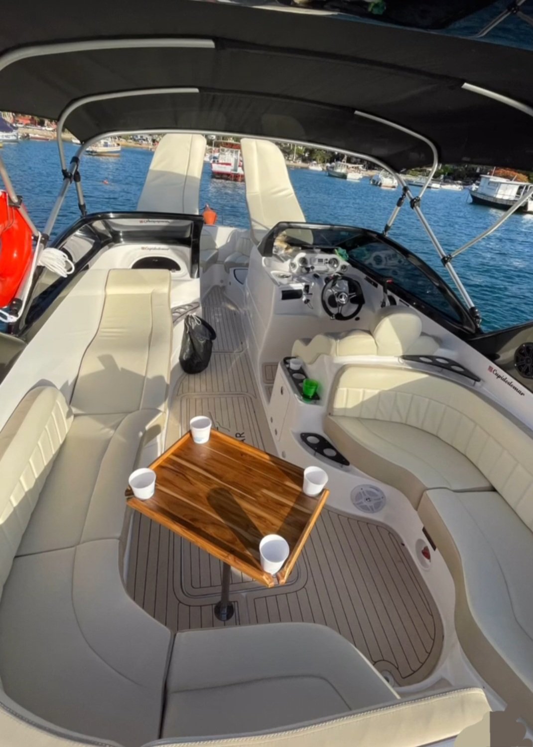 Lancha de 26 pés  Até 11 pessoas