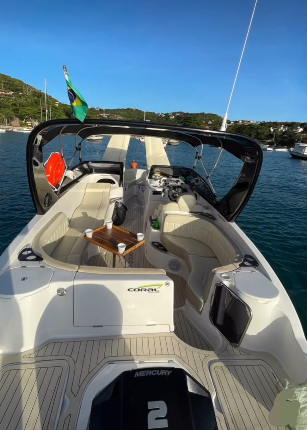 Lancha de 26 pés  Até 11 pessoas