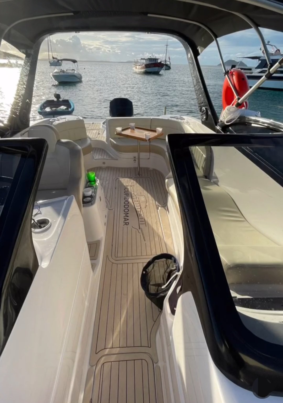 Lancha de 26 pés  Até 11 pessoas