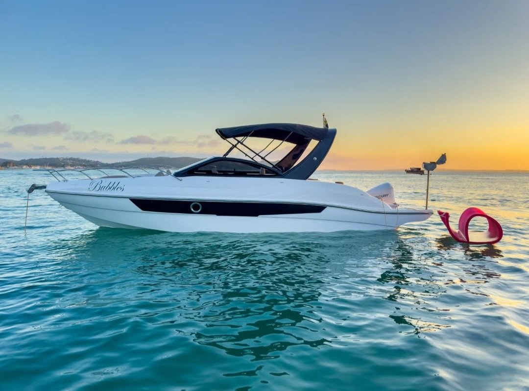 Lancha de 26 pés Até 11 pessoas