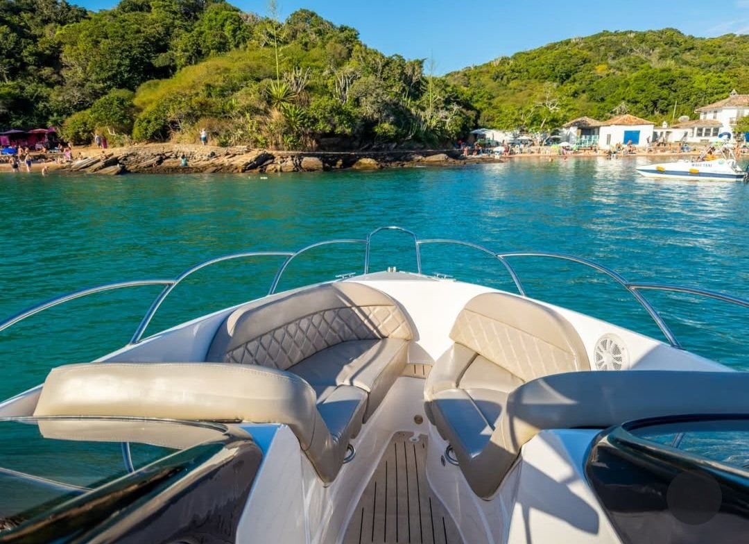 Lancha de 26 pés Até 11 pessoas