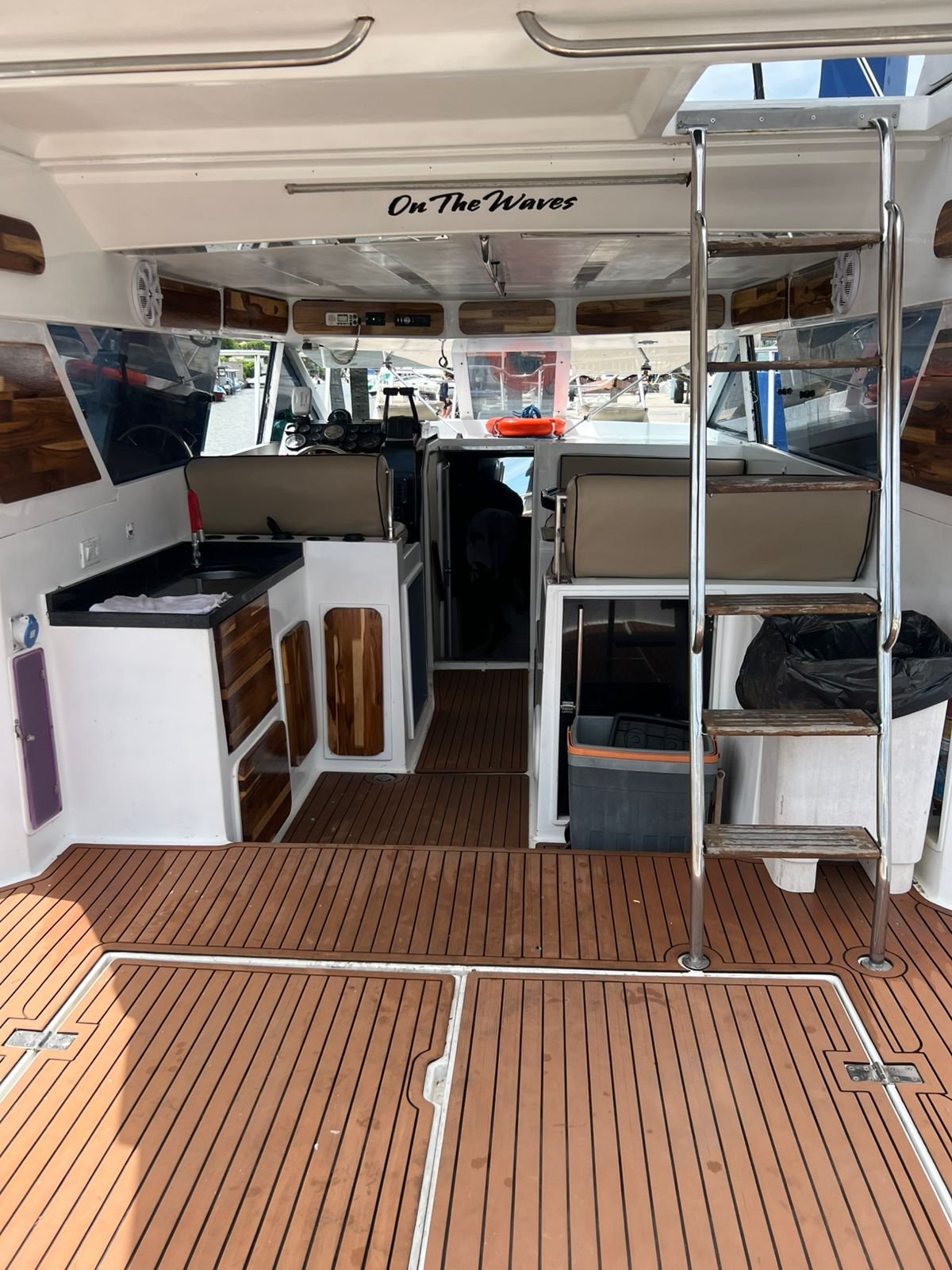 Lancha de 32 pés  Até 14 pessoas