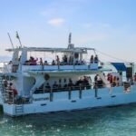 Passeio de barco em Búzios com catamarã navegando pelas praias e ilhas da cidade