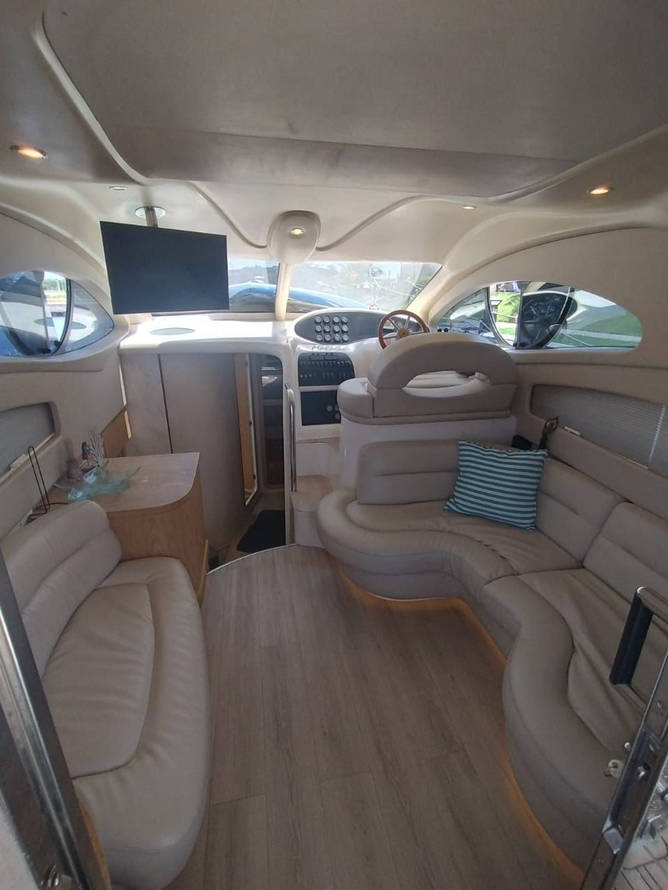 Lancha de 38 pés – Até 14 pessoas – A partir de R$ 9200