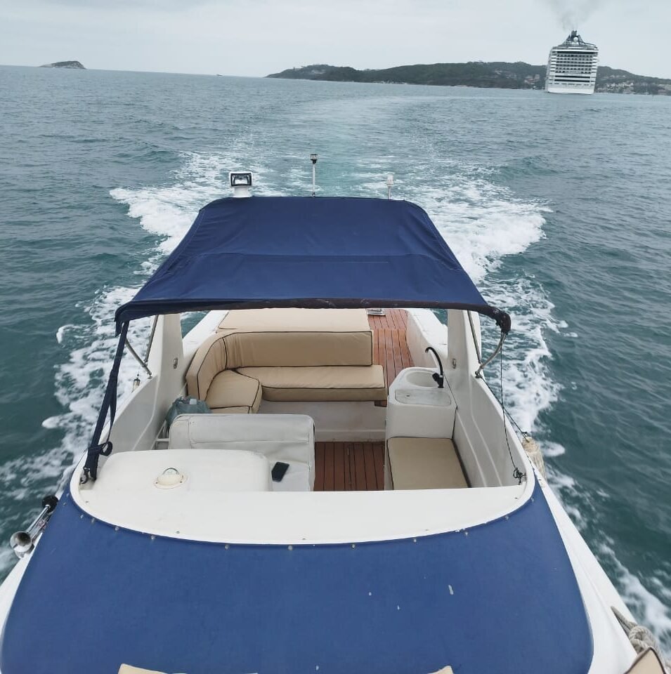 Lancha de 30 pés  Até 9 pessoas