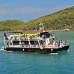 Passeio de Catamarã de Cabo Frio com vista para o mar e água cristalinas