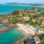 Imagem mostra a Praia de Ferradurinha proximo da praia de Geribá que faz parte do roteiro do city tour Búzios