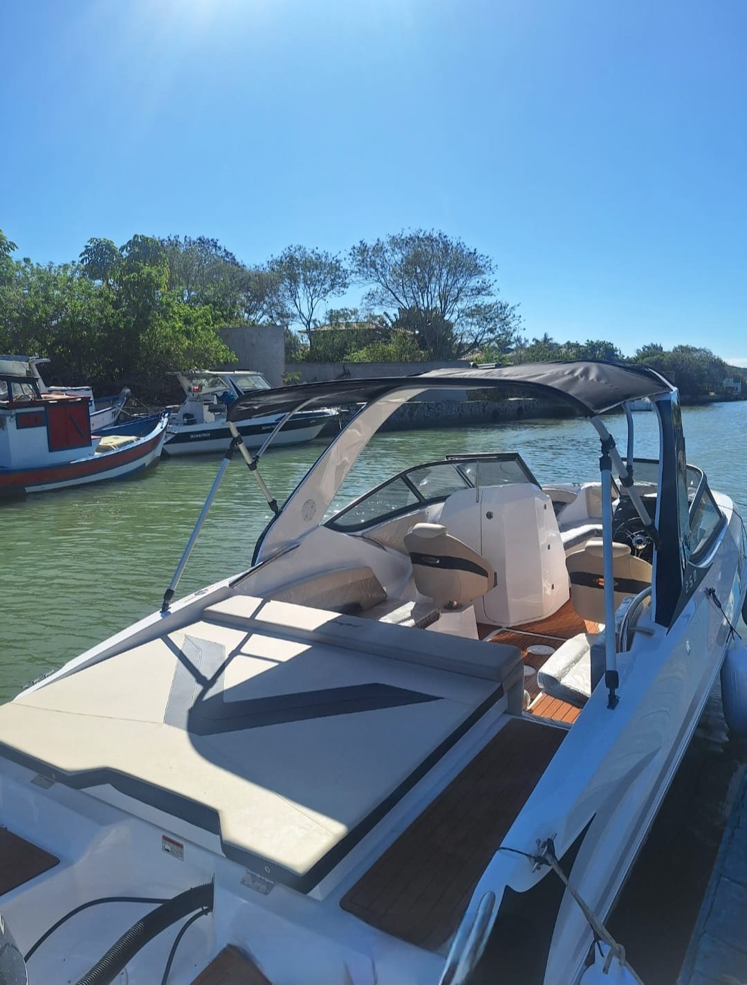 Lancha de 25 pés para Até 10 pessoas