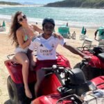 Passeio de quadriciclo em Cabo Frio pela Trilha dos Artistas, com parada nas piscinas naturais e vista para a Praia do Peró.