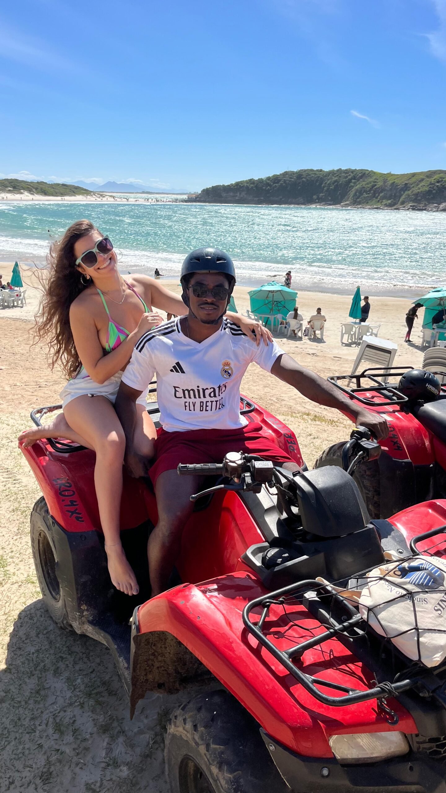 Passeio de quadriciclo em Cabo Frio pela Trilha dos Artistas, com parada nas piscinas naturais e vista para a Praia do Peró.