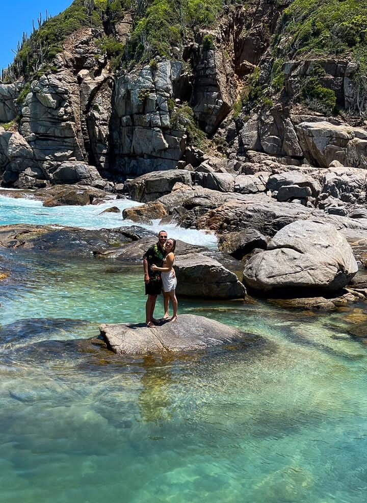 Quadriciclo na Trilha dos Artistas em Cabo Frio, passando por paisagens naturais e piscinas naturais.