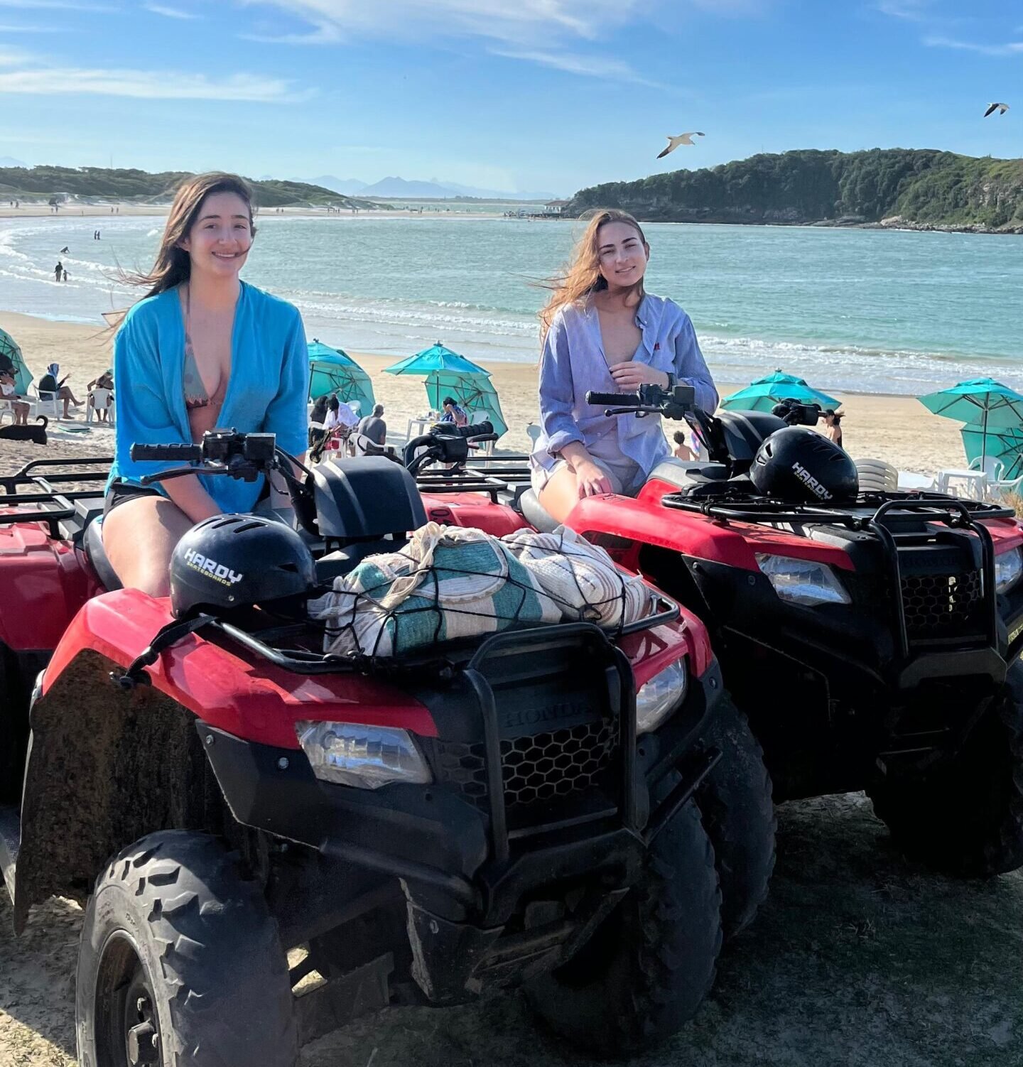 Passeio de quadriciclo em Cabo Frio pela Trilha dos Artistas, com parada nas piscinas naturais e vista para a Praia do Peró.