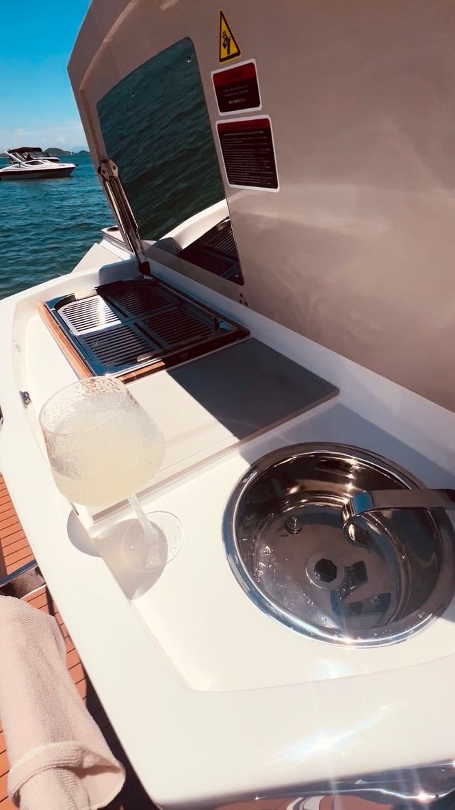 Lancha luxo 34 pés para Até 14 pessoas