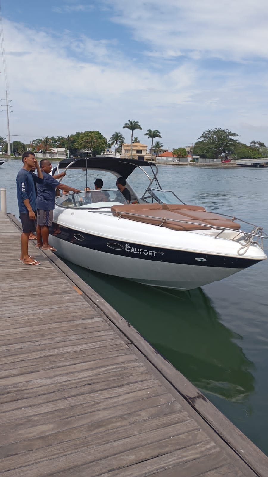 Lancha de 26 pés para Até 8 pessoas Roteiro Arraial do Cabo